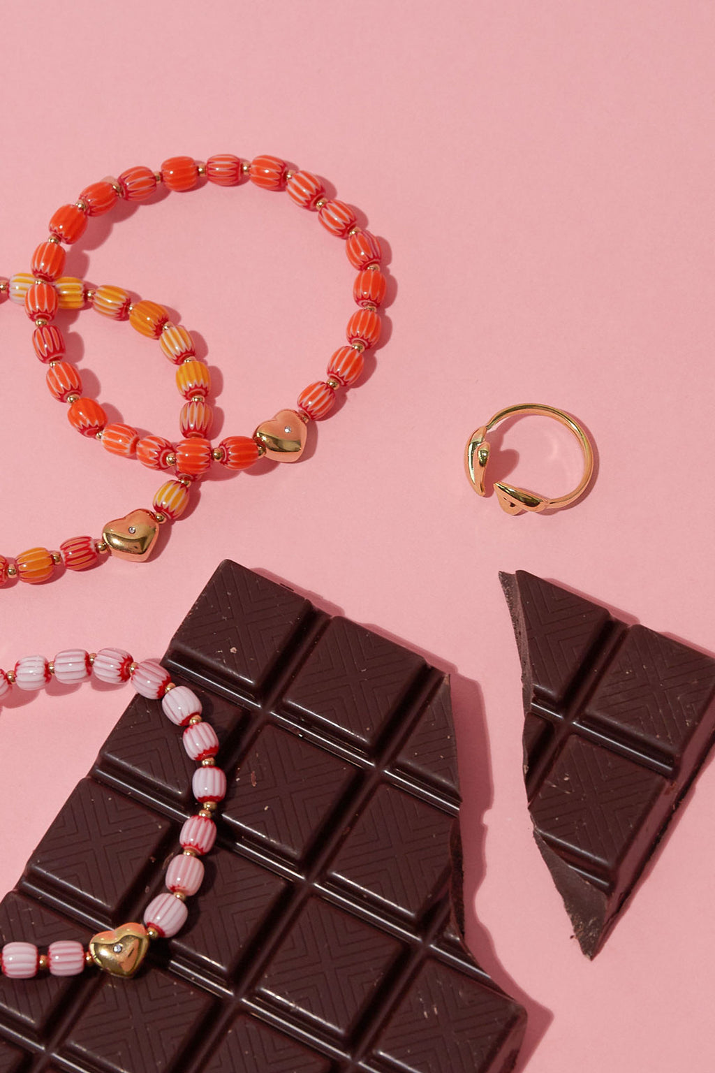 Anillo ajustable con corazones de formas divertidas.