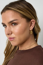 Pendientes con colgante de rosa en flor