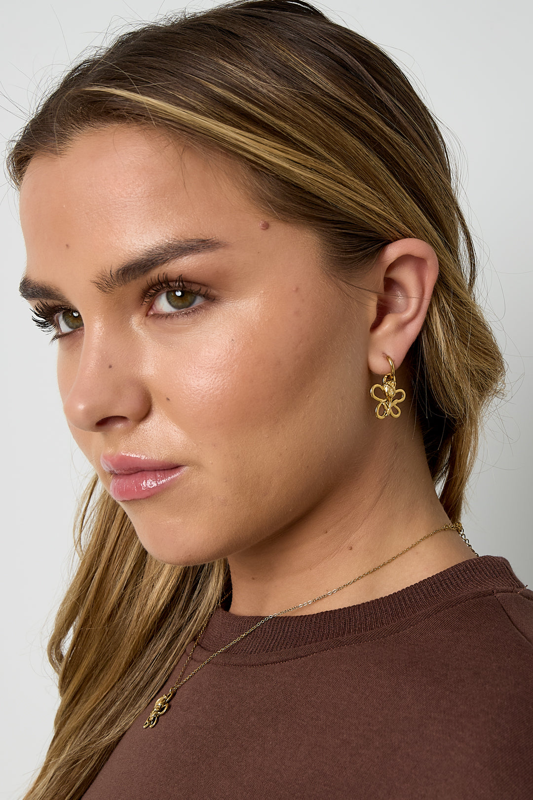 Pendientes con colgante de rosa en flor