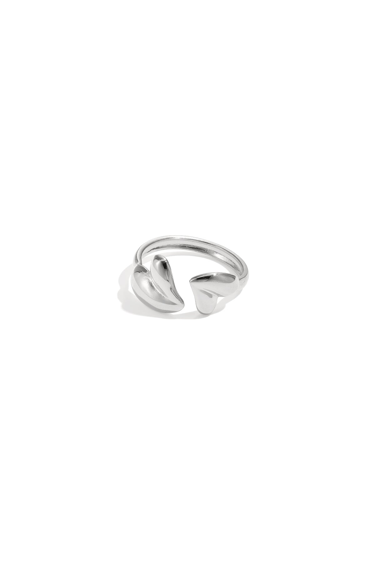 Anillo ajustable con corazones de formas divertidas.
