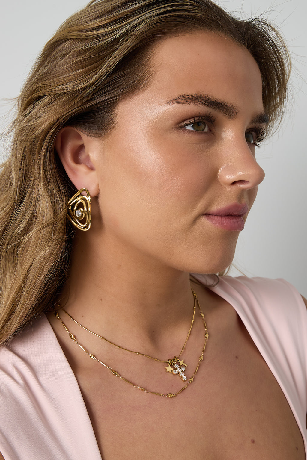 Collar con dijes de cruz y estrella