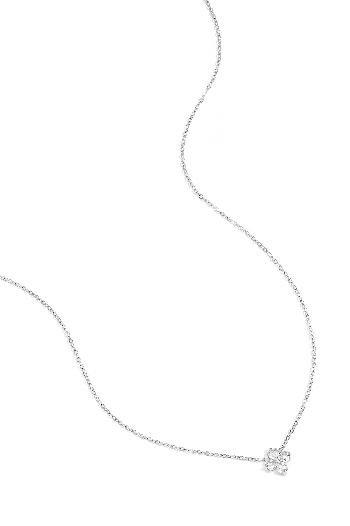 Collar con decoración de trébol